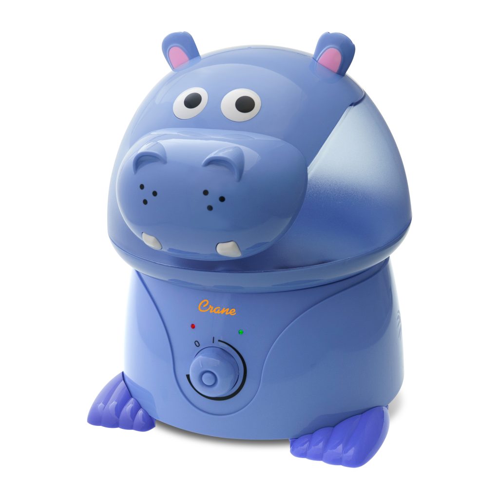Humidificateur d’un gallon Crane EE-8245 Violet the Hippo, dans une coque bleue en forme d’hippopotame, avec molette de commande à l’avant
