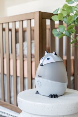 Humidificateur Mini Fox Crane EE-8256 sur une table près d’un lit de bébé