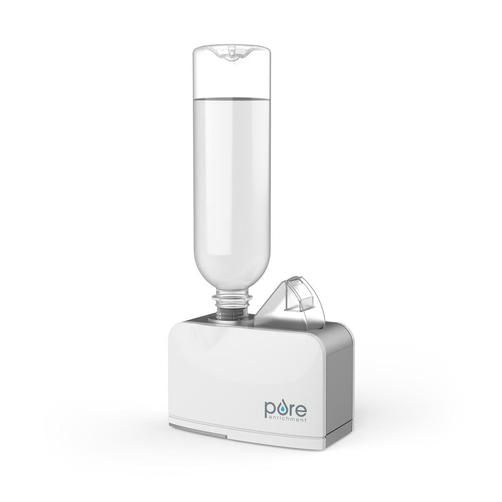 Humidificateur à base pour bouteille Pure Enrichment MistAire Travel PEHUMINI-2 fixé à une bouteille d’eau séparée.