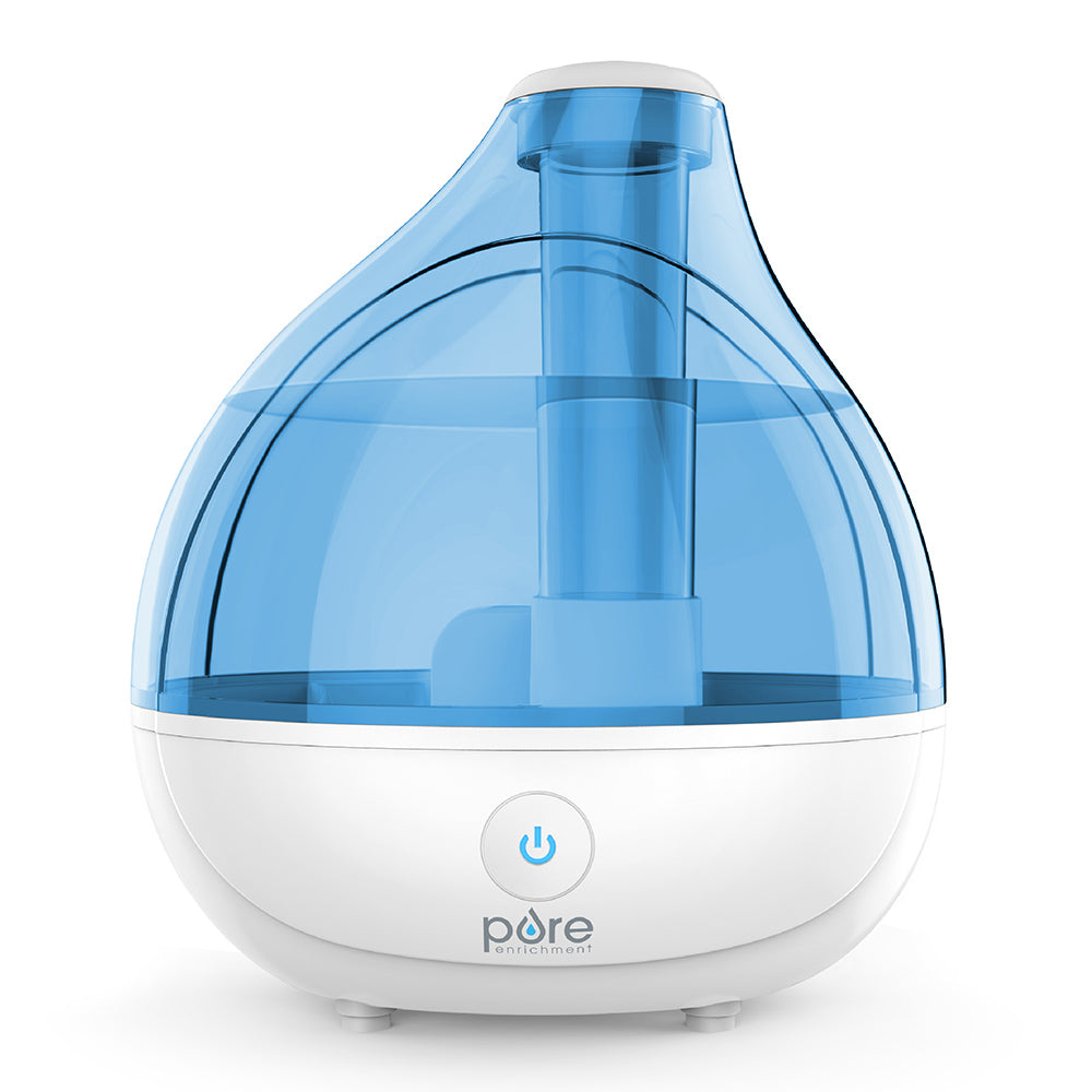 Humidificateur à ultrasons Pure Enrichment MistAire vu de face, avec réservoir transparent teinté bleu et base blanche.