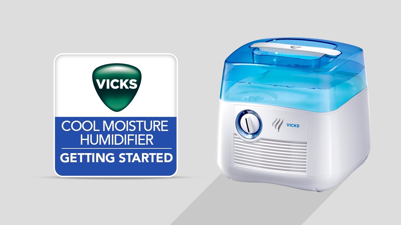 Humidificateur à brume froide blanc Vicks avec réservoir bleu translucide et molette frontale, à côté d'un panneau Getting Started pour humidificateur Cool Moisture Vicks