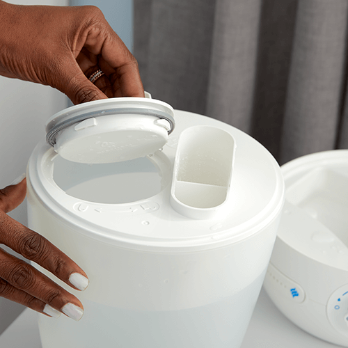 Vicks VUL545 tank lid and fill opening shown in official product-gallery detail